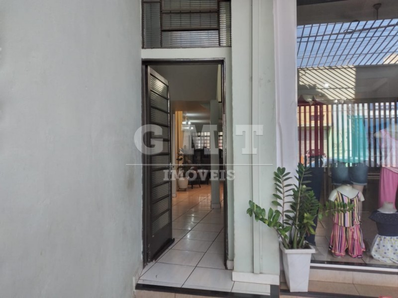 Casa à venda com 3 quartos, 218m² - Foto 1