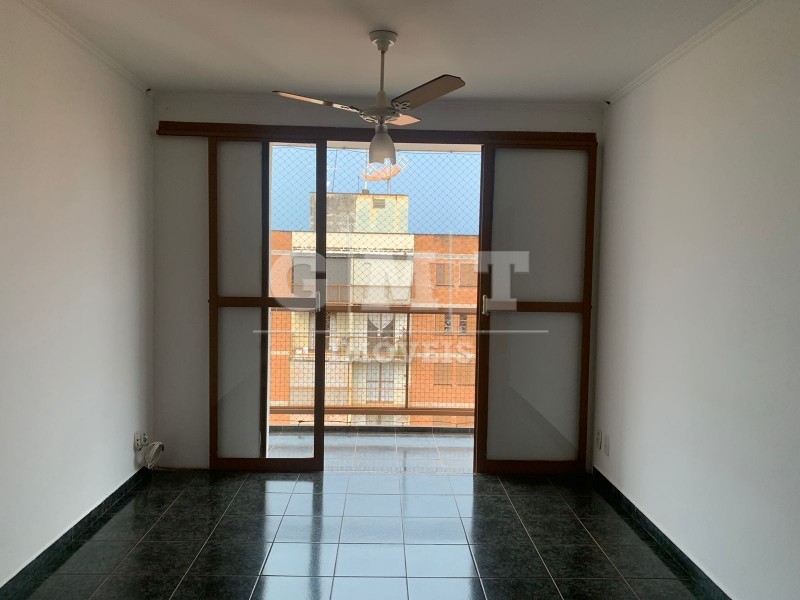 Apartamento à venda com 3 quartos, 70m² - Foto 2